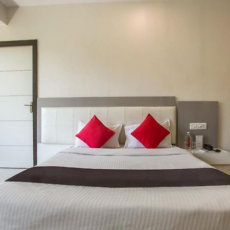 Capital O 35557 Hotel Aura Mumbai Exteriör bild