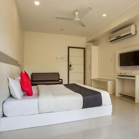 Capital O 35557 Hotel Aura Mumbai Exteriör bild