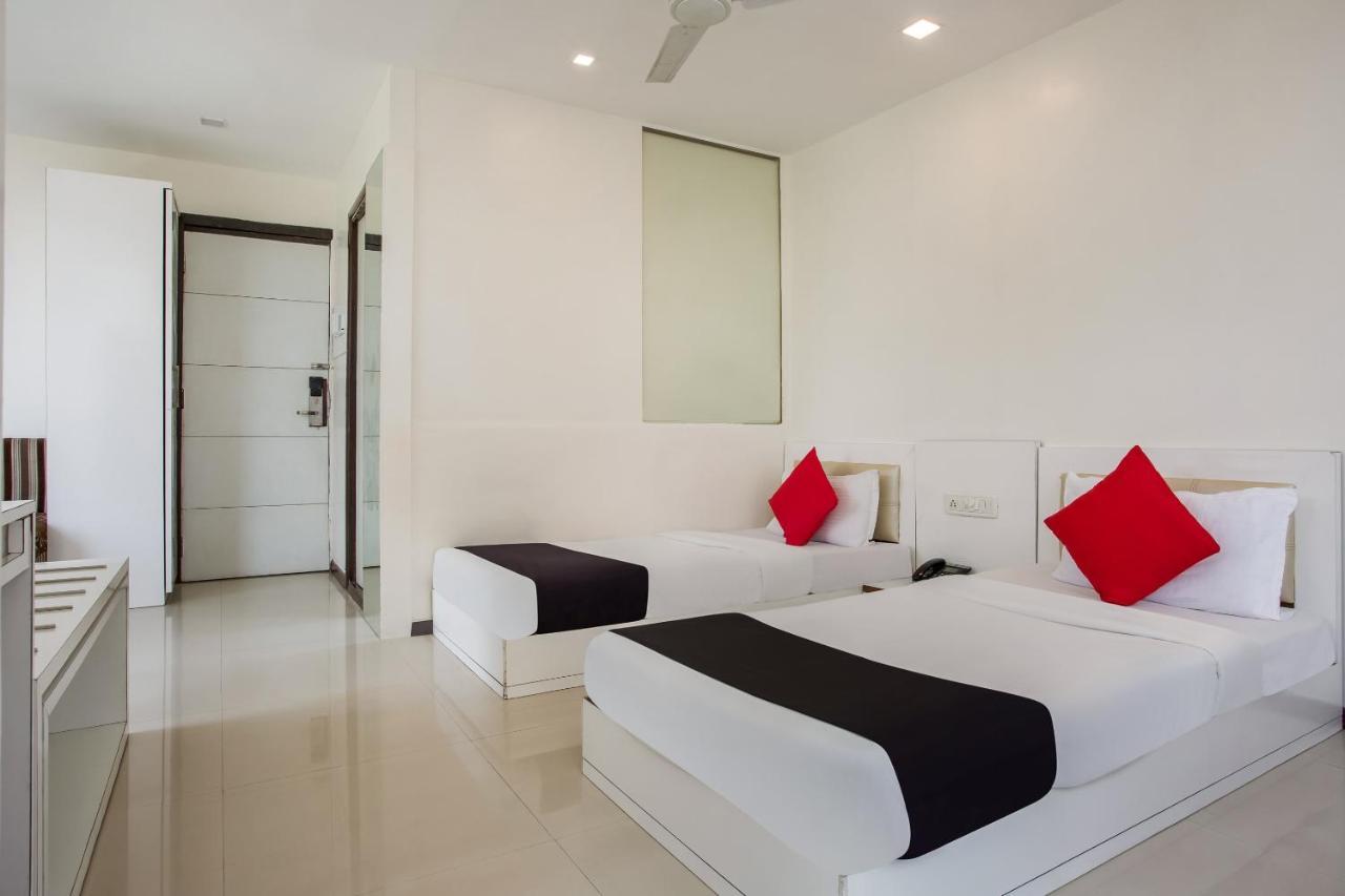 Capital O 35557 Hotel Aura Mumbai Exteriör bild