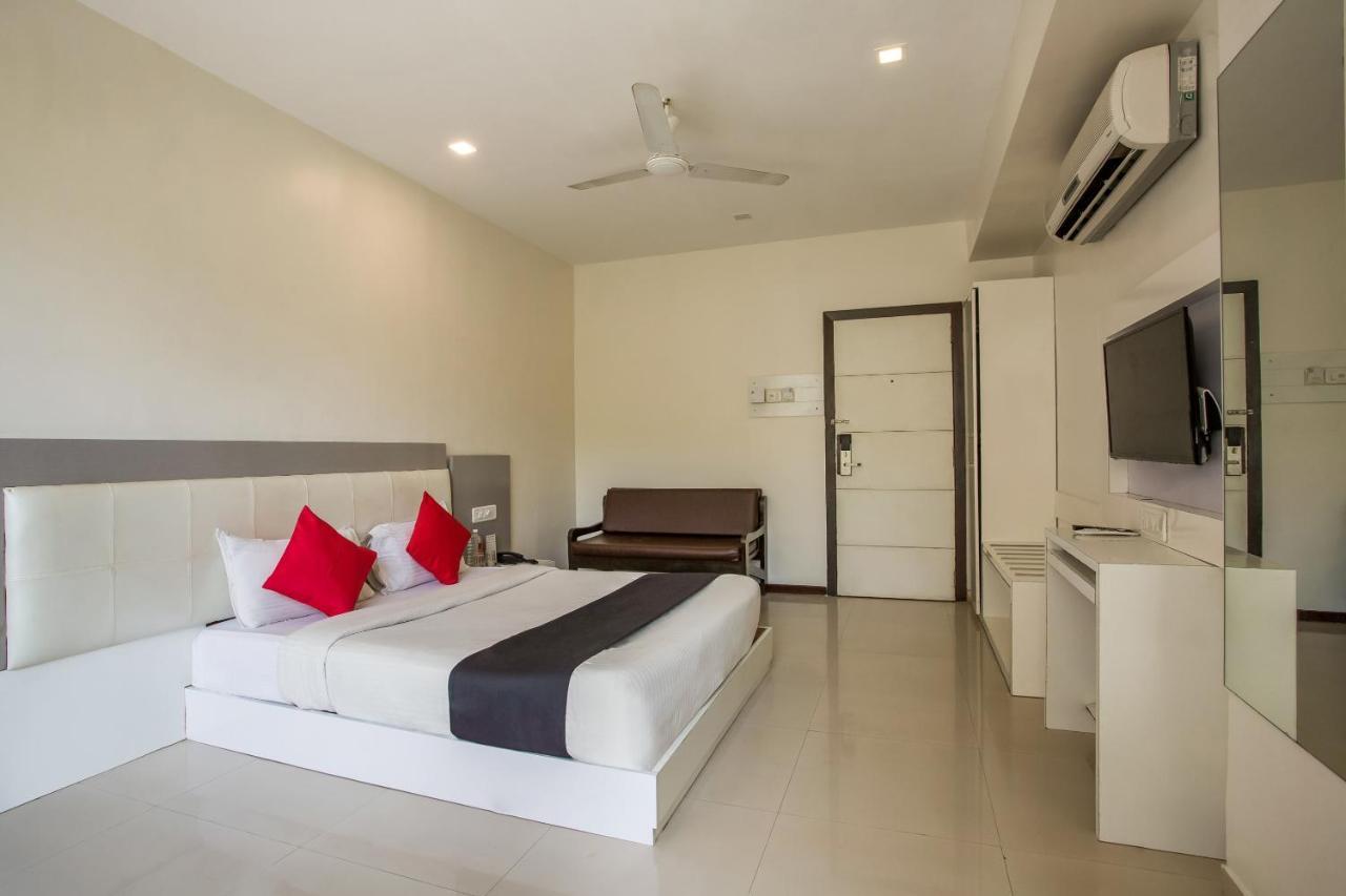 Capital O 35557 Hotel Aura Mumbai Exteriör bild