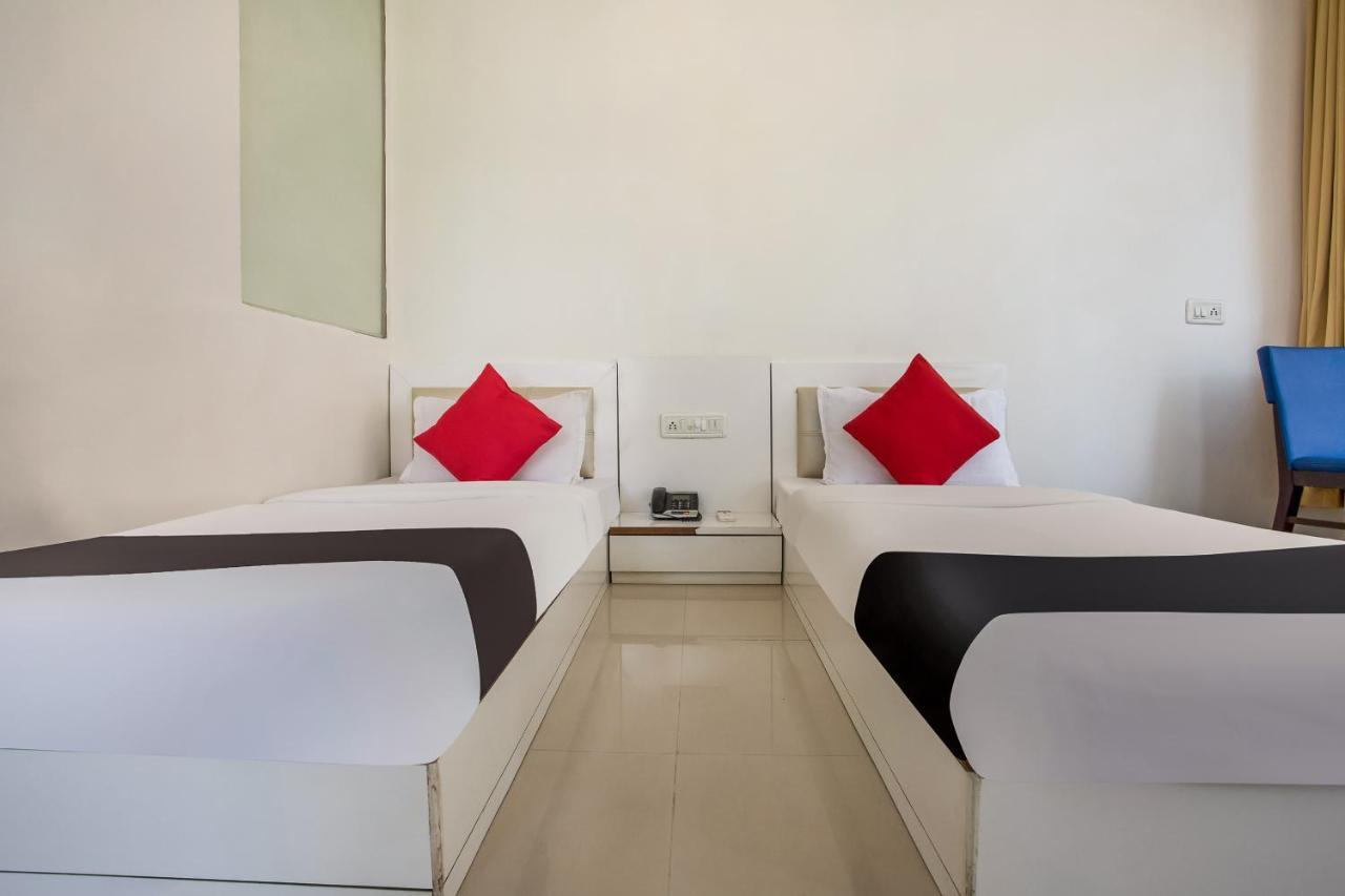 Capital O 35557 Hotel Aura Mumbai Exteriör bild