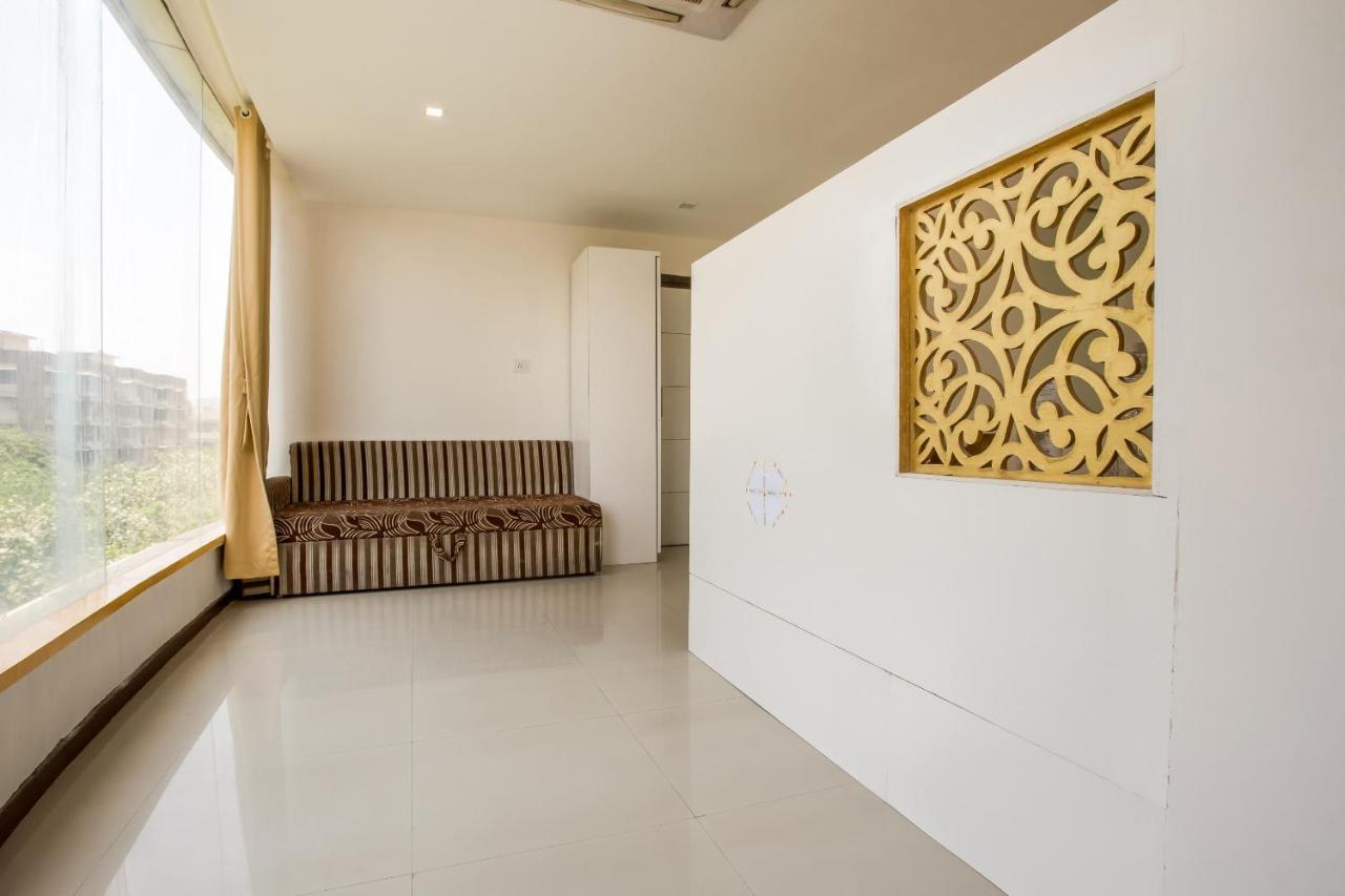 Capital O 35557 Hotel Aura Mumbai Exteriör bild