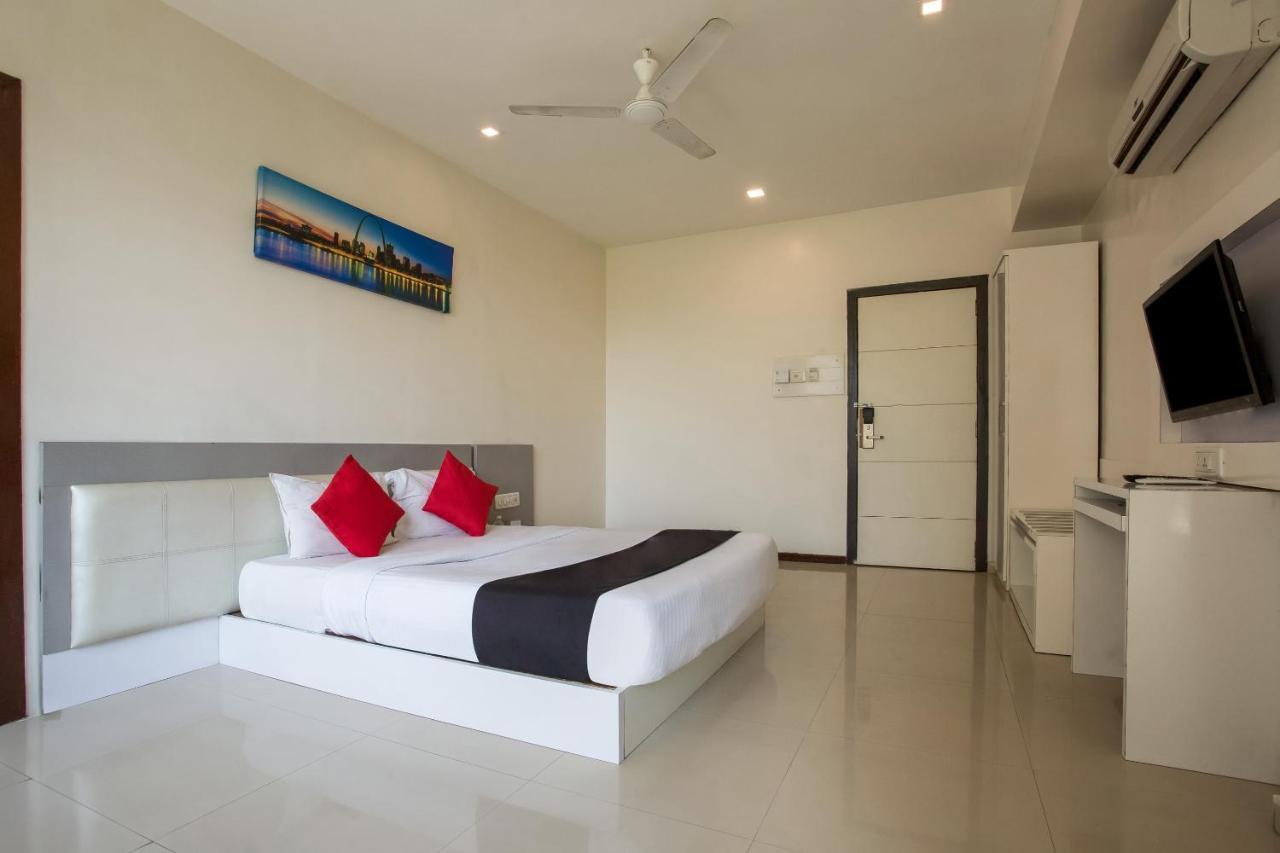 Capital O 35557 Hotel Aura Mumbai Exteriör bild
