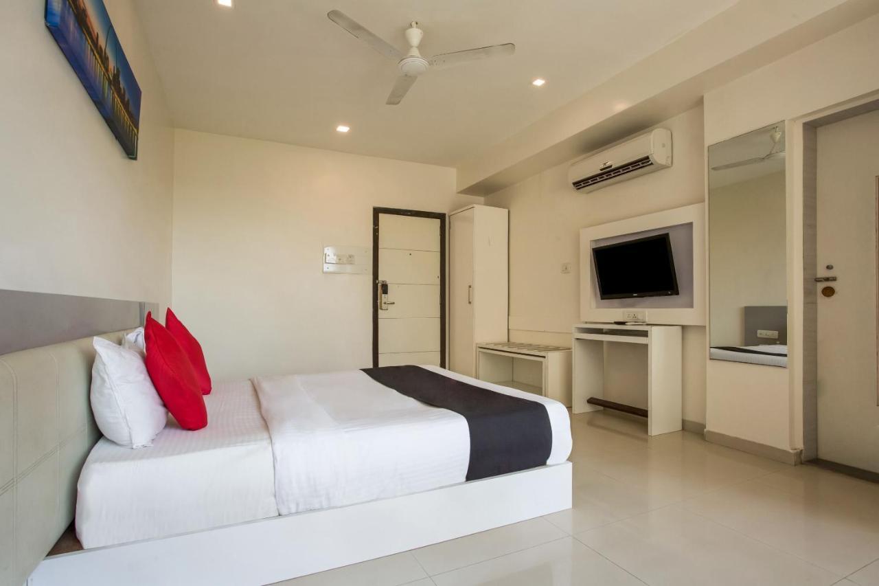 Capital O 35557 Hotel Aura Mumbai Exteriör bild