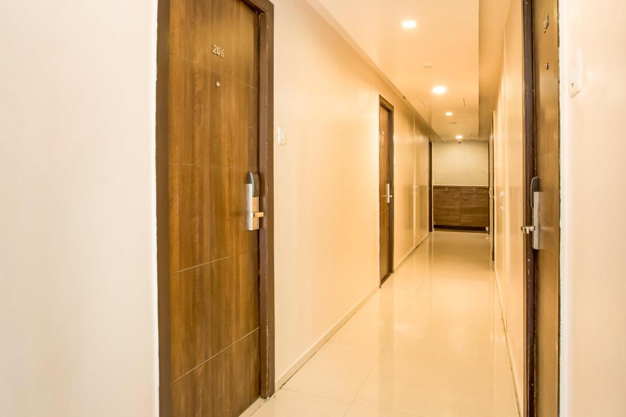 Capital O 35557 Hotel Aura Mumbai Exteriör bild