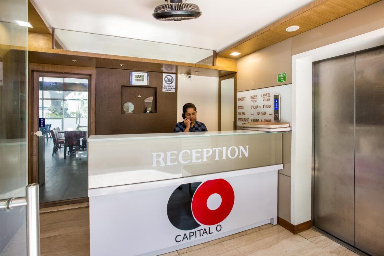 Capital O 35557 Hotel Aura Mumbai Exteriör bild