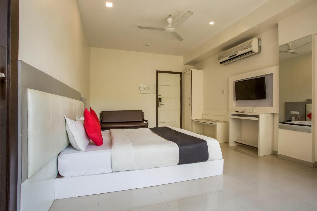 Capital O 35557 Hotel Aura Mumbai Exteriör bild