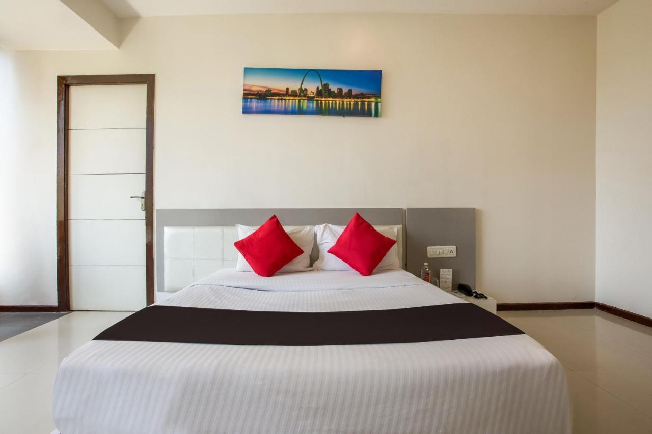 Capital O 35557 Hotel Aura Mumbai Exteriör bild